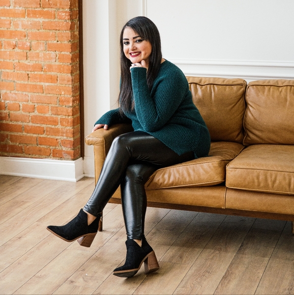 Meet your Posher, Aziza - Picture 1 of 1